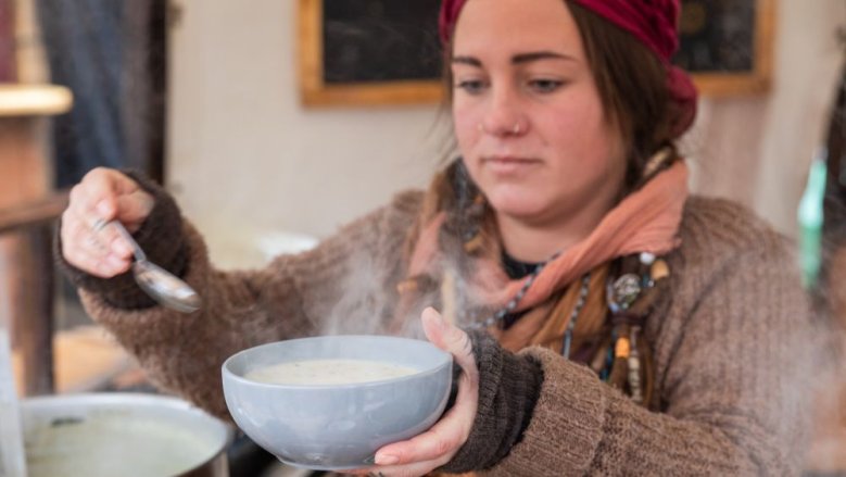 Jule kredenzt mittelalte Suppe