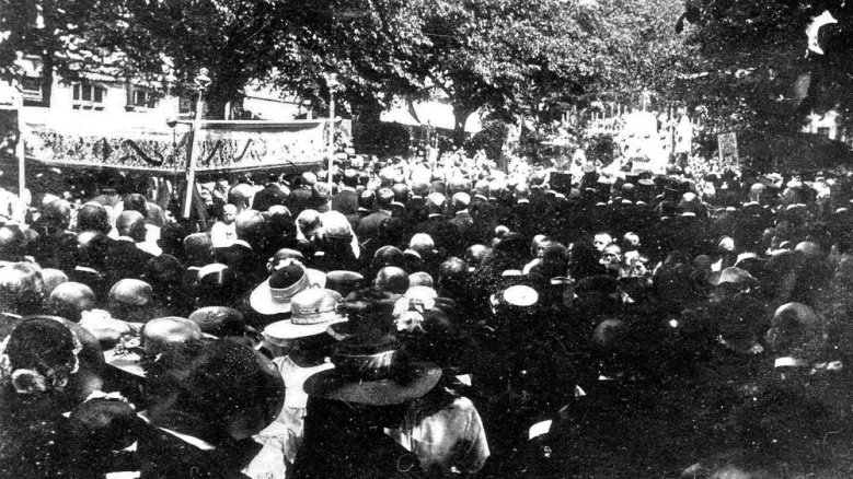 Messe nach einer Prozession auf dem Siegburger Markt im Jahr 1919 Messe nach einer Prozession auf dem Siegburger Markt im Jahr 1919