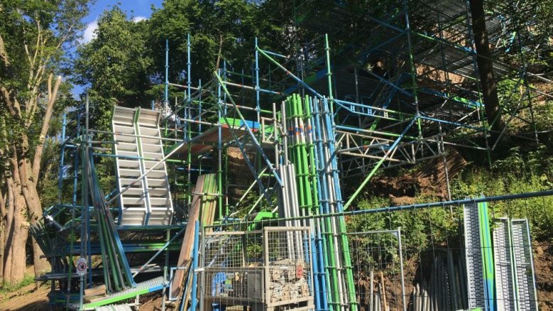 Einrüstung der Wehrmauer Einrüstung der Wehrmauer