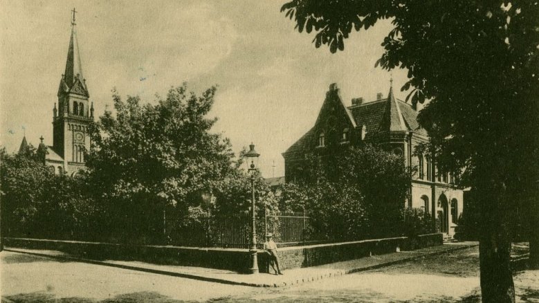 Evangelische Stadtkirche, rechts das Gemeindehaus, 1921 Evangelische Stadtkirche, rechts das Gemeindehaus, 1921