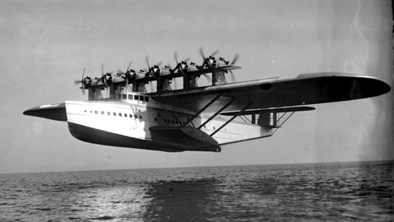 Was Deutschland an Reparationen gleistet hat!
Ein interessanter Ueberblick über die bisher geleisteten Sachlieferungen Deutschlands auf Reparations-Conto.
Das grösste Flugboot der Welt auf Reparationsconto. Das Schwesterschiff der "Do X", welches an Italien abgeliefert wurde. Was Deutschland an Reparationen gleistet hat!
Ein interessanter Ueberblick über die bisher geleisteten Sachlieferungen Deutschlands auf Reparations-Conto.
Das grösste Flugboot der Welt auf Reparationsconto. Das Schwesterschiff der "Do X", welches an Italien abgeliefert wurde.