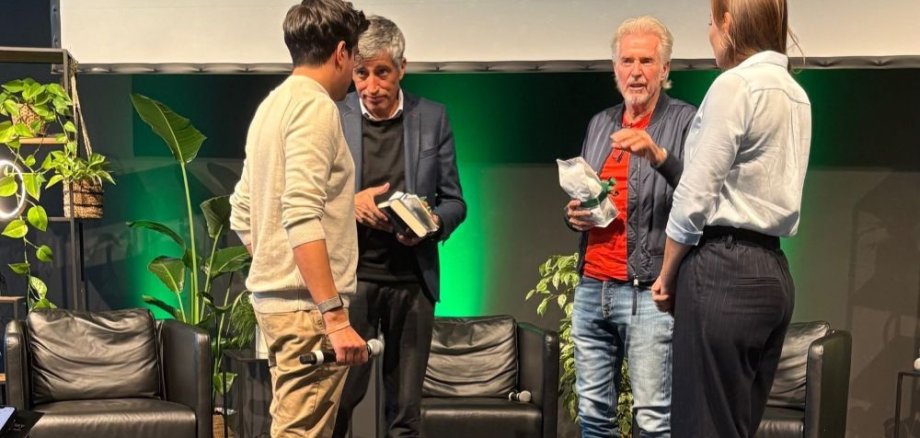 Julian Yogeshwar, Vater Ranga, Autor Frank Schätzing, Veranstaltungsleiterin Larissa Klein Julian Yogeshwar, Vater Ranga, Autor Frank Schätzing, Veranstaltungsleiterin Larissa Klein