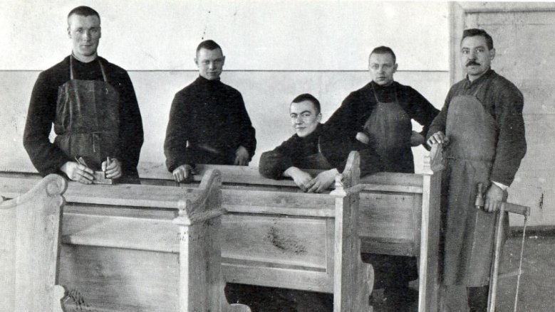 Die ersten Brüder des wieder gegründeten Benediktinerklosters auf dem Michaelsberg schreinern 1914 die Bänke für die Kirche