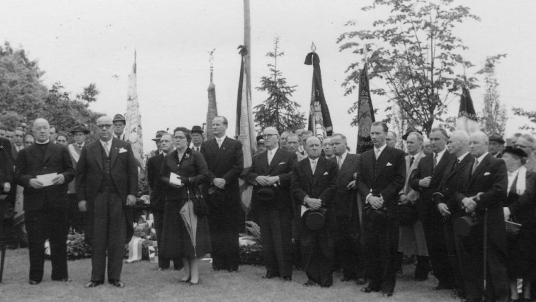 Nordfriedhof, Einweihung des Ehrenfriedhofs im Jahre 1956, links Dechant Johannes Becker