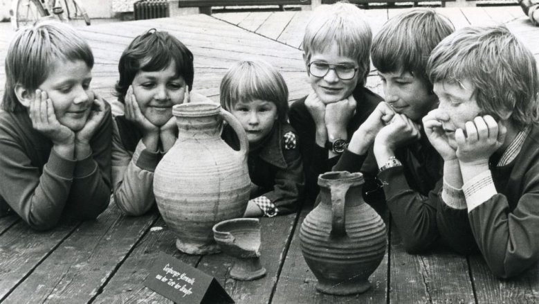 Nr. 05
Ware mit Rollstempelverzierung
Ausstellung Foyer Rathaus
1977 Nr. 05
Ware mit Rollstempelverzierung
Ausstellung Foyer Rathaus
1977