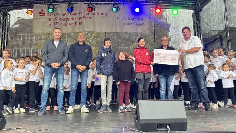 Spendenscheck an Ambulanten Kinder- und Jugendhospizdienst Rhein-Sieg Spendenscheck an Ambulanten Kinder- und Jugendhospizdienst Rhein-Sieg