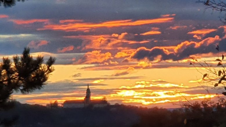 Abendhimmel über dem ehemaligen Benedektinerkloster Abendhimmel über dem ehemaligen Benedektinerkloster