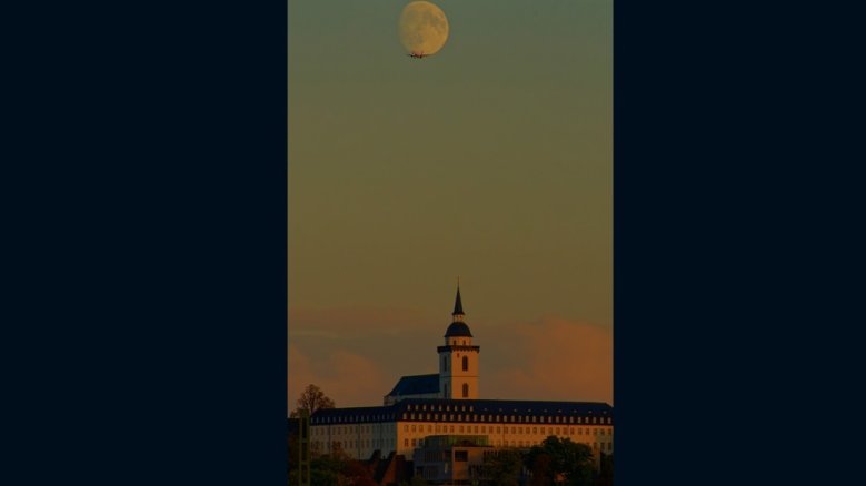 Flugzeug im Fastvollmond Flugzeug im Fastvollmond
