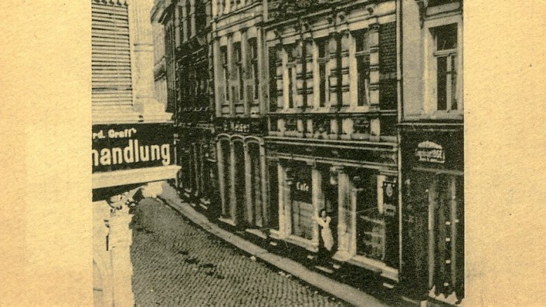 Cafe Kirstein am Eingang der Holzgasse an der Ecke Kaiserstraße Cafe Kirstein am Eingang der Holzgasse an der Ecke Kaiserstraße