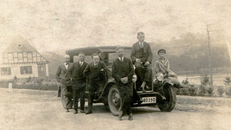 Auto vor "Franzhäuschen" Auto vor "Franzhäuschen"