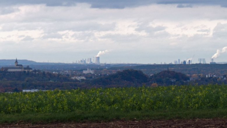 Michaelsberg und die Kraftwerke Neurath und Frimmersdorf Michaelsberg und die Kraftwerke Neurath und Frimmersdorf