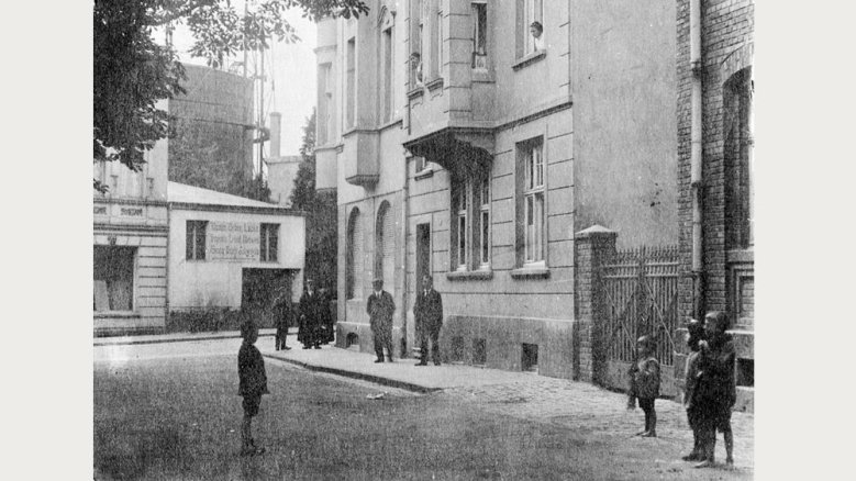 Gaswerk mit Kessel, um 1915. Gaswerk mit Kessel, um 1915.