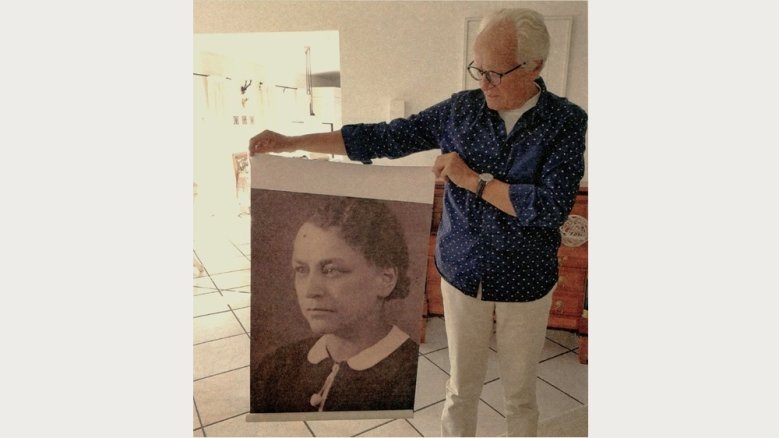 Fritz Remmel mit dem Foto seiner Mutter Anna Fritz Remmel mit dem Foto seiner Mutter Anna
