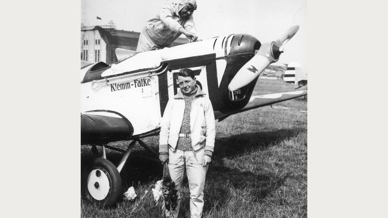 Liesel Bach vor ihrer Maschine am 1. August 1931