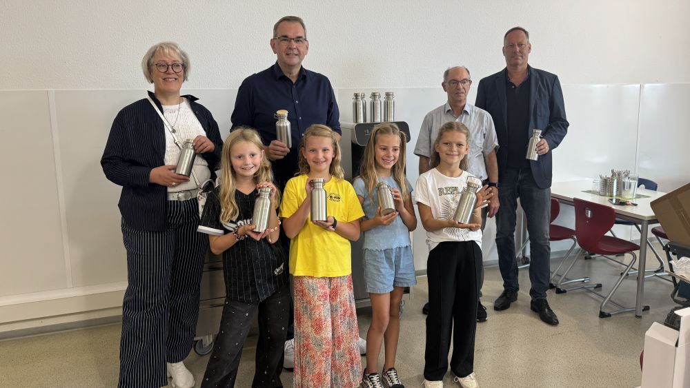 Wasserflaschenübergabe bei der Einschulung