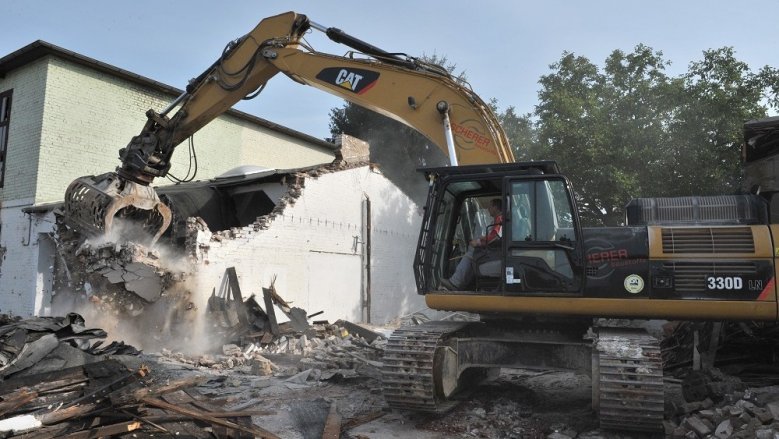 Abrissbagger in die Industrieruinen auf dem Kepec-Gelände Abrissbagger in die Industrieruinen auf dem Kepec-Gelände