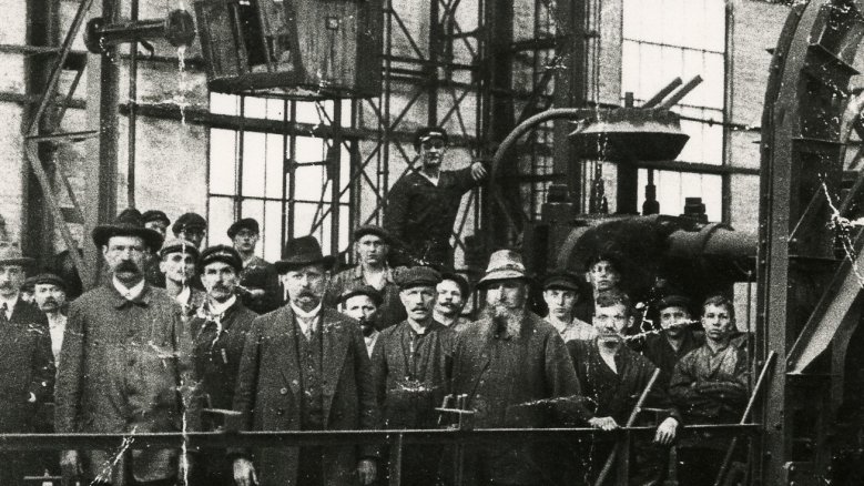 Nr. 10
Die Belegschaft des Walzwerkes vor dem ersten Weltkrieg. Die Meister und Ingenieure im Vordergrund heben sich durch ihre zivile Kleidung von den Arbeitern ab. Nr. 10
Die Belegschaft des Walzwerkes vor dem ersten Weltkrieg. Die Meister und Ingenieure im Vordergrund heben sich durch ihre zivile Kleidung von den Arbeitern ab.