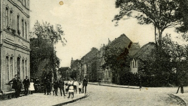 Vor dem Gasthof Krone, Luisenstraße 65 Vor dem Gasthof Krone, Luisenstraße 65