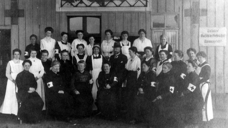 Lazaretthelferinnen am Siegburger Bahnhof Lazaretthelferinnen am Siegburger Bahnhof