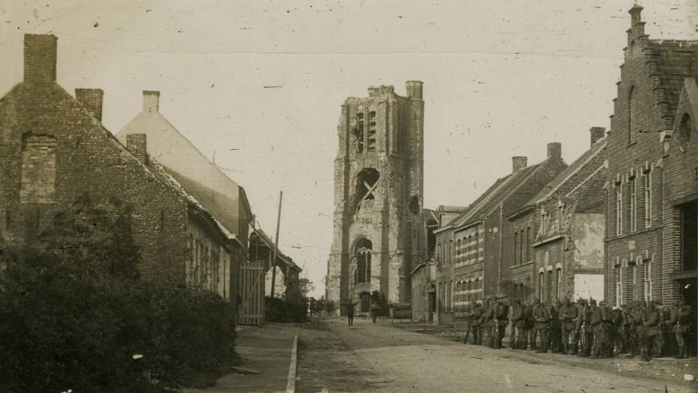 Deutsche Truppen in der kriegszerstörten flandrischen Stadt Becelaere bei Ypern Deutsche Truppen in der kriegszerstörten flandrischen Stadt Becelaere bei Ypern