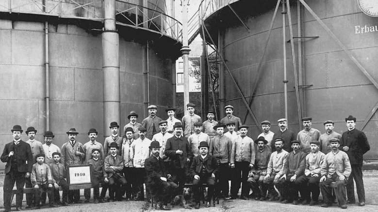 Siegburger Gasometer mit Gaswerk-Belegschaft, 1910 Siegburger Gasometer mit Gaswerk-Belegschaft, 1910