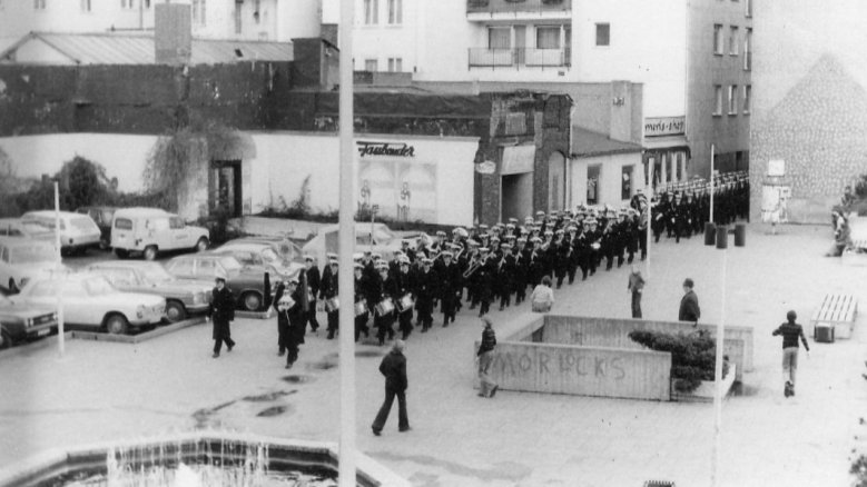 Nr. 14
1977
Vorstellung einer Kompanie des Wachbataillons auf dem Nogenter-Platz