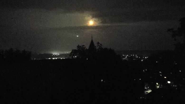 Johannestürmchen unterm Mond