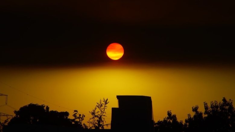 Sonnenuntergang mit Waldbrandhimmel Sonnenuntergang mit Waldbrandhimmel
