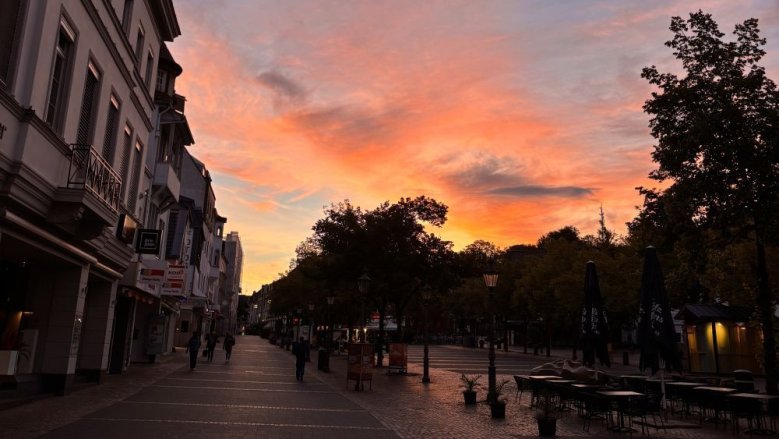Morgrenhimmel über Markt