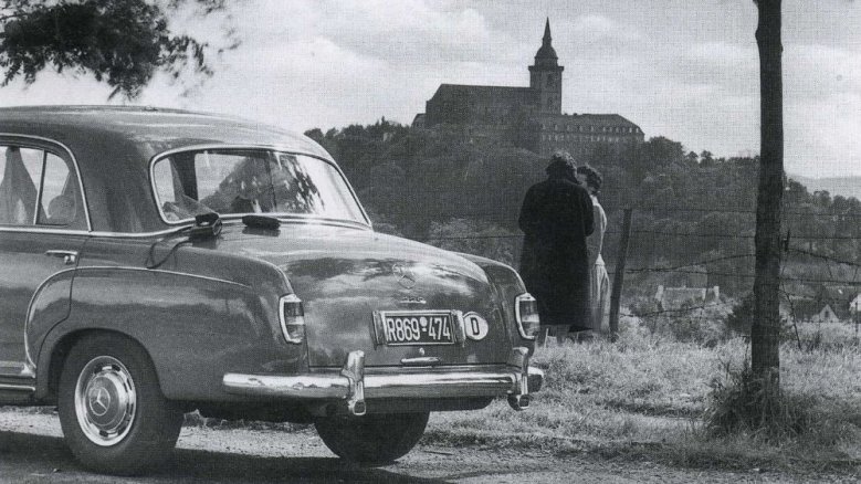 Besucherauto Rasthaus mit Blick auf die Abtei