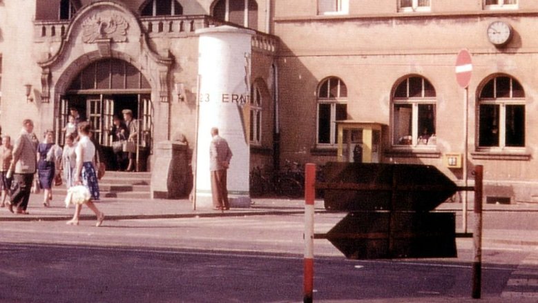 Telefonhaus vor Bahnhof Telefonhaus vor Bahnhof
