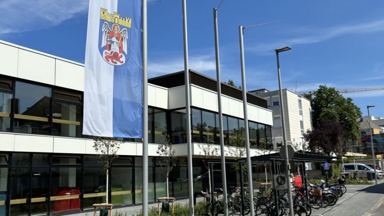Flagge vor Rathaus Flagge vor Rathaus