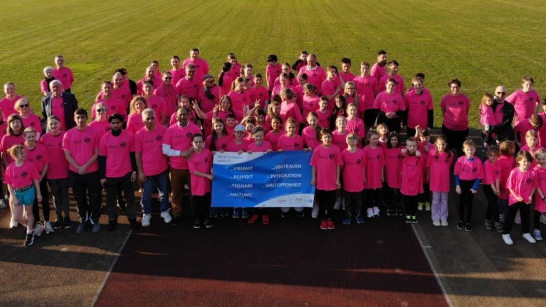 Pink gegen Rassismus - Schritt-Finale Pink gegen Rassismus - Schritt-Finale