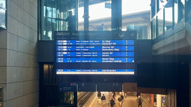 Bahnhof Anzeigetafel.jpg