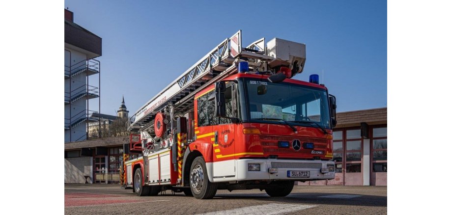 Das Bild zeigt das Hubrettungsfahrzeug TM 23 der Freiwilligen Feuerwehr Siegburg