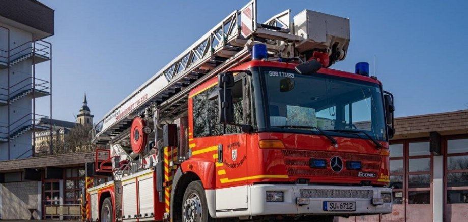 Das Bild zeigt das Hubrettungsfahrzeug TM 23 der Freiwilligen Feuerwehr Siegburg