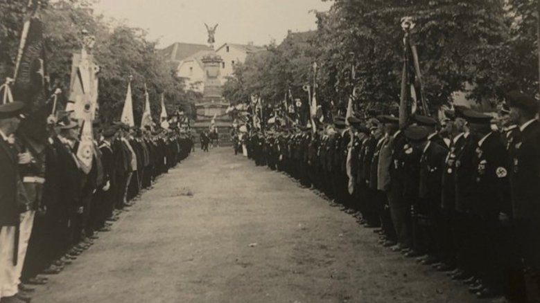 Kriegerverbände am Markt 1936