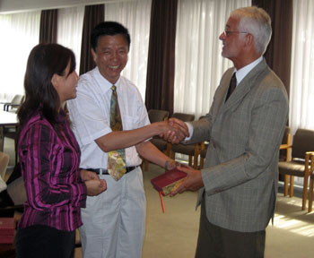 Bürgermeister Franz Huhn bei der Übergabe von Gastgeschenken mit Vertretern der chinesischen Delegation