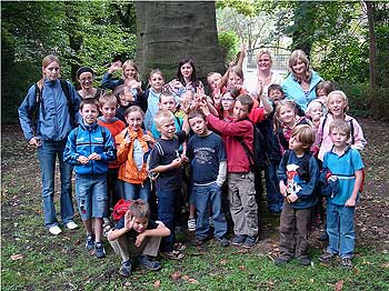 Das Bild zeigt eine Gruppe von Kindern im Wald