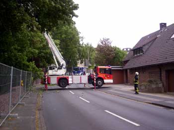 Das Bild zeigt die Feuerwehr bei den Baumfällarbeiten an der Heinrichstraße