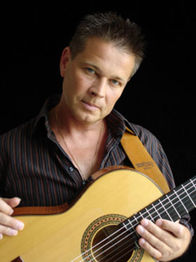 Das Foto zeigt den Gitarristen Ro Gebhardt mit seiner Gitarre