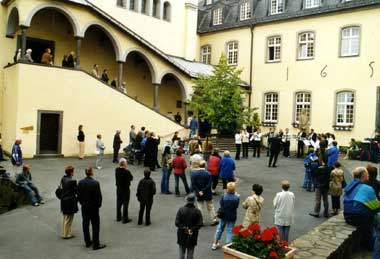 Das Bild zeigt eine Aufführung der Abteiserenade im Innenhof der Abtei Michaelsberg