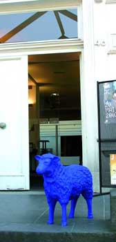Das Bild zeigt ein blaues Schaf vor dem Eingang des Siegburger Stadtmuseums