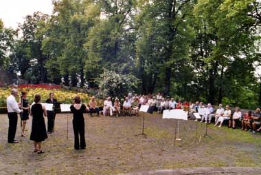 Das Bild zeigt eine der Open-Air-Veranstaltung des Musikfestes im Rosengarten.
