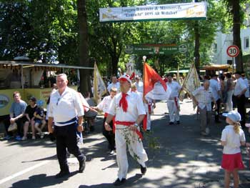 Das Bild zeigt einige Mitglieder der Junggesellenvereine beim Festumzug der Wolsdorfer Kirmes im Jahr 2006