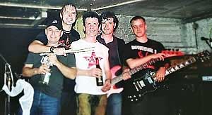 Das Bild zeigt die fünf Bandmitglieder der Punkband Atropin