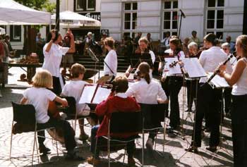 Das Bild zeigt das Sommerorchester der Musikschule vor dem Siegburger Stadtmuseum