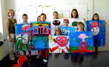 Das Bild zeigt 9 Kinder, die ihre gemalten Kunstwerke präsentieren