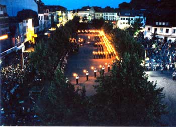 Das Bild zeigt den Großen Zapfenstreich im Jahr 2001 auf dem Siegburger Markt.