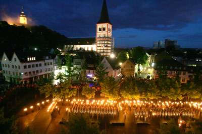 Das Foto zeigt den Marktplatz von oben bei Dunkelheit beim Zapfenstreich, im Hintergrund zu sehen: Servatiuskirche und die Abtei